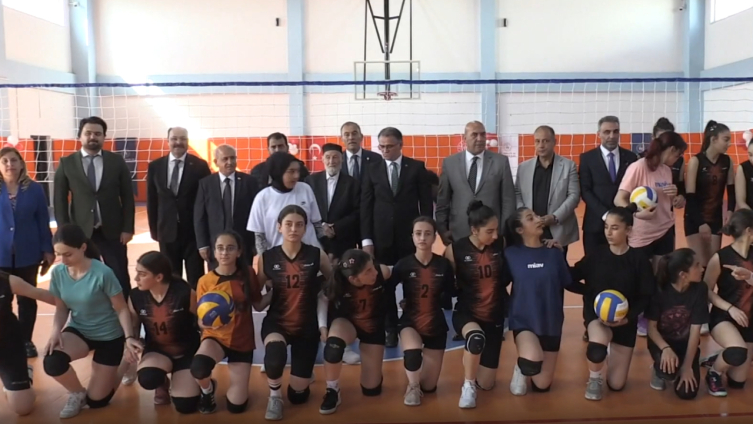 Van'da spor salonu ve yarı olimpik yüzme havuzunun açılışı yapıldı